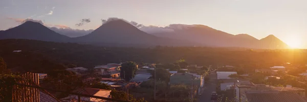 Volcanos do Parque Nacional Cerro Verde vistos de Juayua — Fotografia de Stock