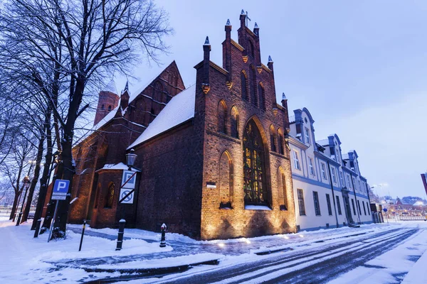 Церковь Святой Елизаветы в Гданьске ночью — стоковое фото