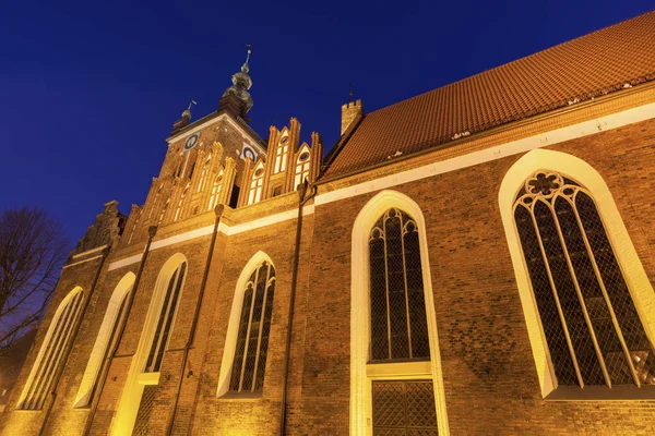 夜のグダンスクの聖キャサリン教会 — ストック写真