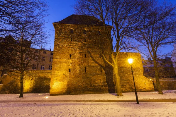 Vecchie mura di Danzica di notte — Foto Stock