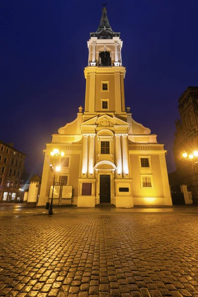 Heilige Geest kerk in Torun's nachts — Stockfoto