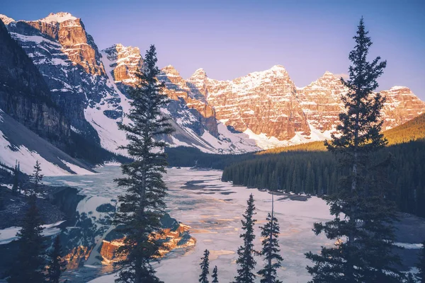 Lac Moraine gelé au Canada — Photo