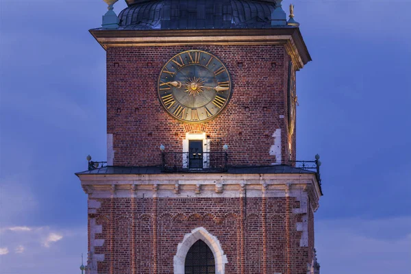 Hodiny na věži staré radnice v Krakově — Stock fotografie