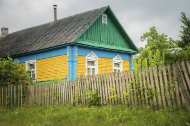Kırsal Belarus renkli mimarisi