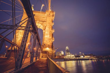 Cincinnati 'deki John A. Roebling Askı Köprüsü 