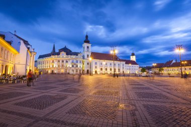 Kutsal Teslis Kilisesi ve Sibiu Belediye Binası