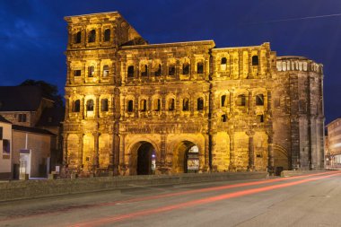 Porta Nigra gece Trier'de. Trier, Rheinland-Pfalz, Almanya.