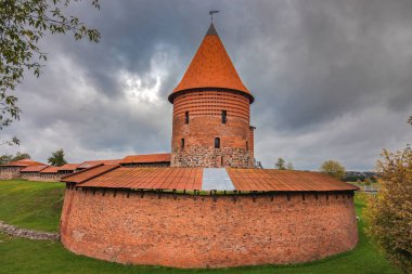 Kaunas Kalesi ve dramatik gökyüzü. Kaunas, Litvanya.  