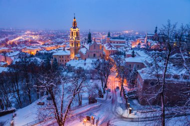 Geceleri Przemysl 'in mimarisi. Przemysl, Podkarpackie, Polonya.