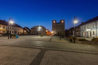 Gece Toszek belediye binası. Toszek, Opole, Polonya.