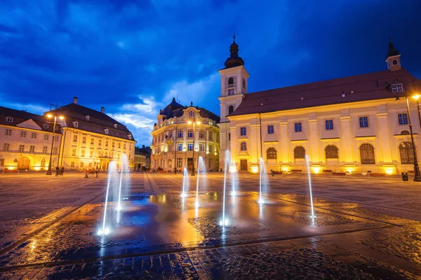 西比乌大广场上的圣三一教堂和西比乌市政厅 Sibiu Sibiu County Romania — 图库照片