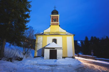 Spindleruv Mlyn 'deki Aziz Peter ve Paul Kilisesi. Spindleruv Mlyn, Hradec Kralove, Çek.