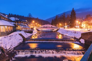 Spindleruv Mlyn 'deki Elbe Nehri. Spindleruv Mlyn, Hradec Kralove, Çek.