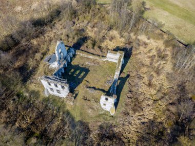 Mokrsko Gorne 'daki kalenin kalıntıları. Mokrsko Gorne, Kutsal Haç, Polonya.