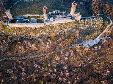 Tepedeki Checiny Castle. Checiny, Holy Cross, Polonya.