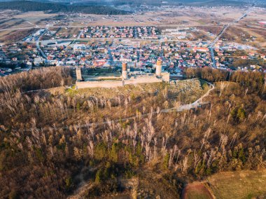 Tepedeki Checiny Castle. Checiny, Holy Cross, Polonya.