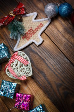 Güzel Noel oyuncakları Tahta bir eski masanın üzerindeki Noel ağacında