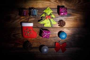Güzel Noel oyuncakları Tahta bir eski masanın üzerindeki Noel ağacında