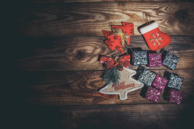 Güzel Noel oyuncakları Tahta bir eski masanın üzerindeki Noel ağacında