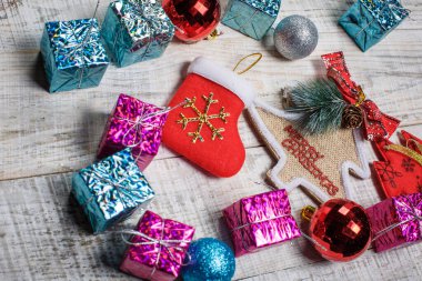 Beyaz ahşap arka planda Yeni Yıl oyuncakları