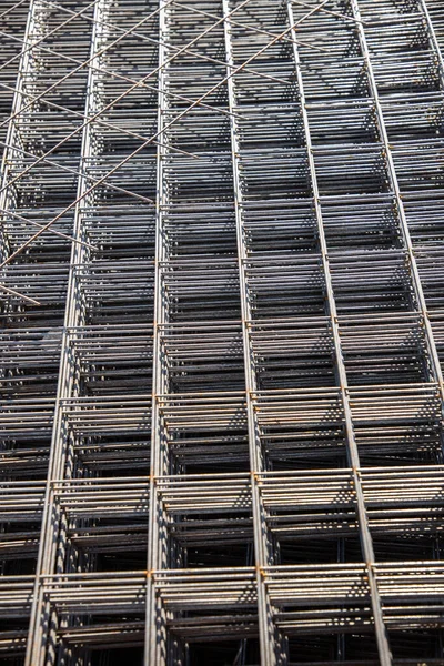 Metal mesh for reinforcing concrete floor and concrete surface