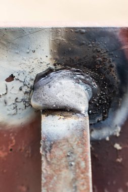 İnşaatta metal üzerine kaynak dikişi.