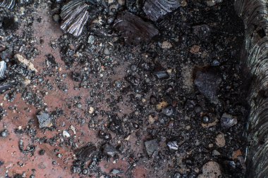 İnşaatta metal üzerine kaynak dikişi.