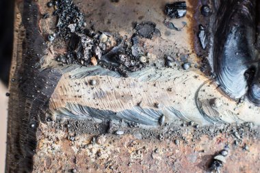 İnşaatta metal üzerine kaynak dikişi.