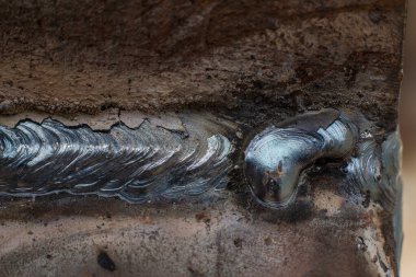 İnşaatta metal üzerine kaynak dikişi.