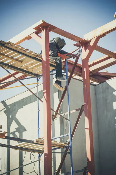 Soldador Enmascarado Suelda Metal Sitio Construcción — Foto de Stock