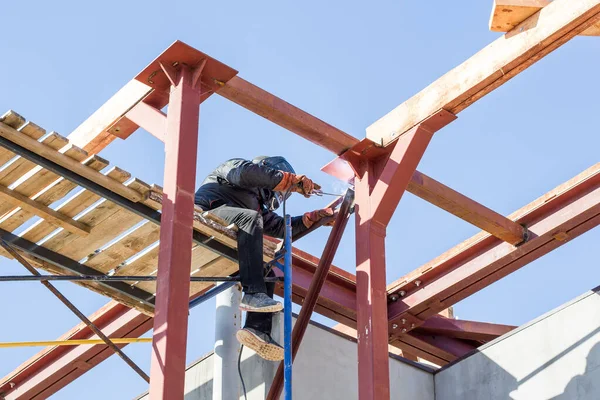 Soldador Enmascarado Suelda Metal Sitio Construcción — Foto de Stock