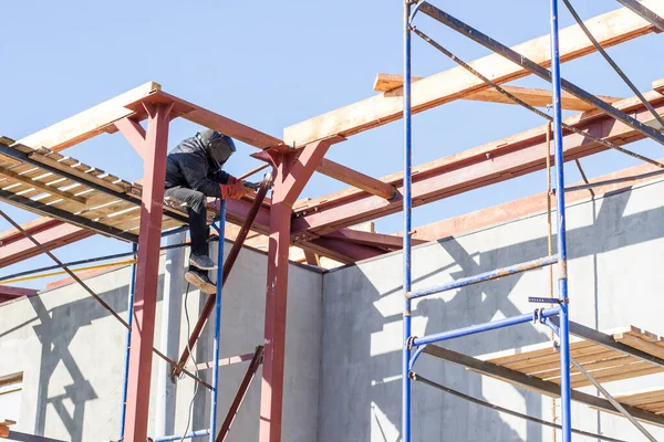 Soldador Enmascarado Suelda Metal Sitio Construcción — Foto de Stock