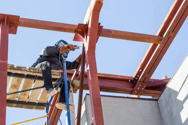 Soldador Enmascarado Suelda Metal Sitio Construcción — Foto de Stock