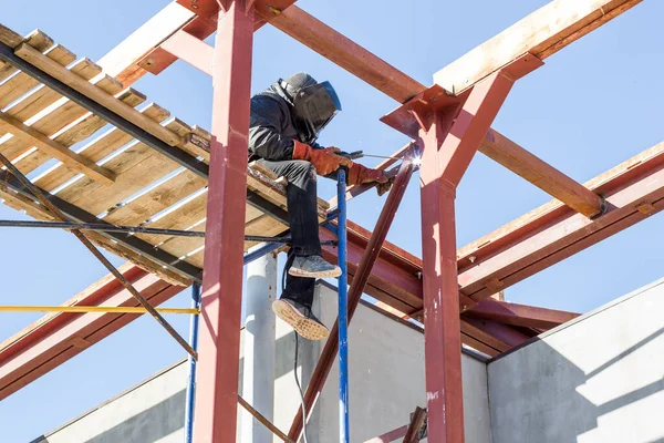 Soldador Enmascarado Suelda Metal Sitio Construcción Grande — Foto de Stock