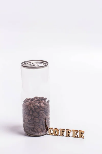 Beyaz Arka Planda Plastik Kavanozdaki Kahve Çekirdekleri — Stok fotoğraf