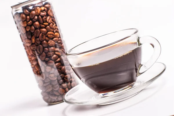 Kaffeebohnen Einem Plastikgefäß Auf Weißem Hintergrund — Stockfoto