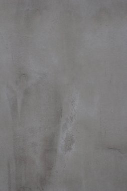Çizik ve çatlaklarla dolu gri beton duvar dokusu..