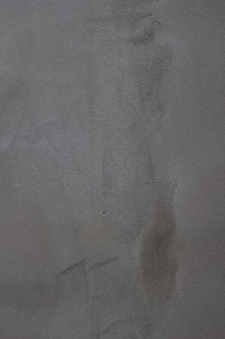 Çizik ve çatlaklarla dolu gri beton duvar dokusu..