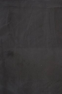 Çizik ve çatlaklarla dolu gri beton duvar dokusu..