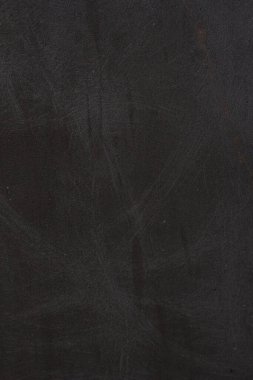 Çizik ve çatlaklarla dolu gri beton duvar dokusu..