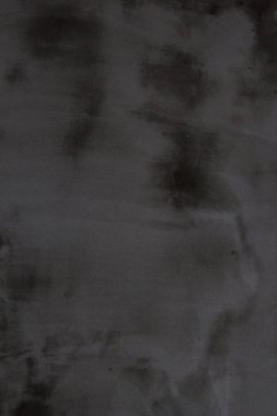 Çizik ve çatlaklarla dolu gri beton duvar dokusu..