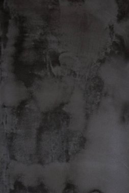 Çizik ve çatlaklarla dolu gri beton duvar dokusu..