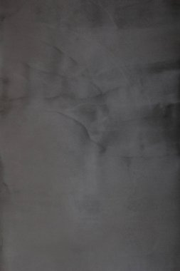 Çizik ve çatlaklarla dolu gri beton duvar dokusu..