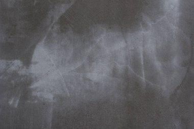 Çizik ve çatlaklarla dolu gri beton duvar dokusu..
