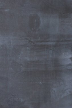 Çizik ve çatlaklarla dolu gri beton duvar dokusu..