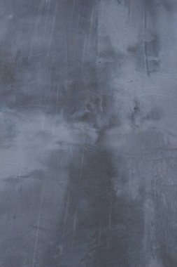 Çizik ve çatlaklarla dolu gri beton duvar dokusu..