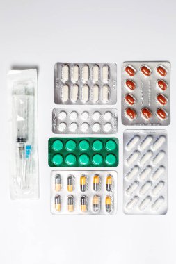 İlaç için farklı renk tabletleri, şırınga ve termometre