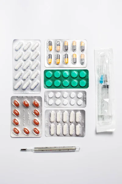 药品用的不同色片 注射器和温度计 — 图库照片