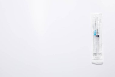 Beyaz arka planda bir hastalıktan enjeksiyon için şırınga