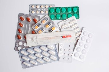 Hastalıklar ve şırınga için çok farklı ilaçlar.